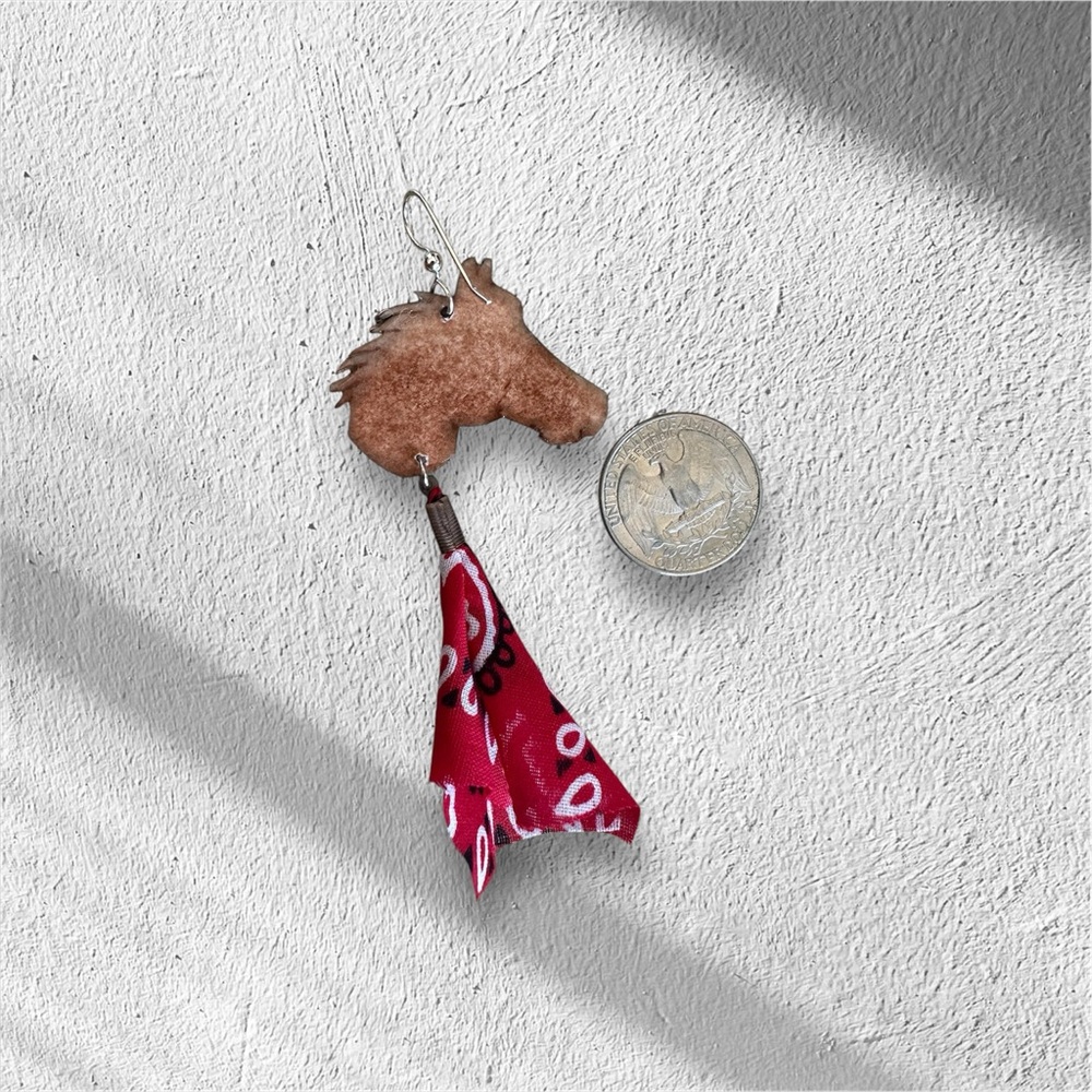 Mustang wild horse hand painted earrings lightweight red bandanna sterling wires - Picture 6 of 7